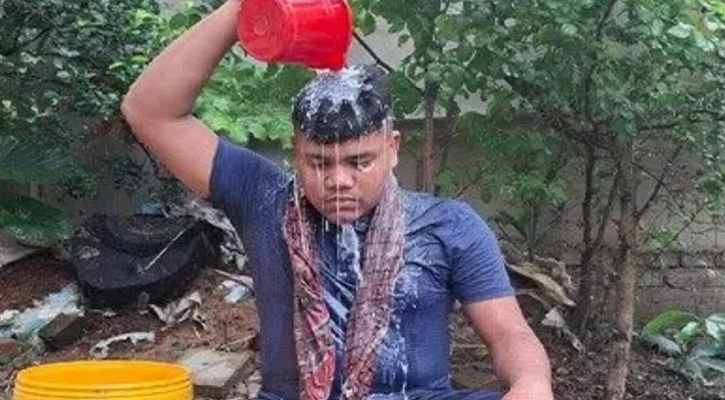 দুধ দি‌য়ে গোসল ক‌রে নি‌ষিদ্ধ ছাত্রলীগ থে‌কে পদত্যাগ